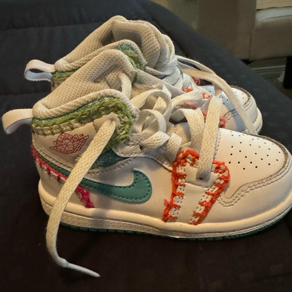 Great condition worn. Jordan 1’s Mid w/box